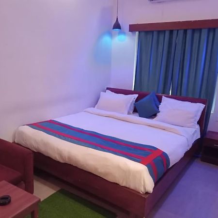Aristro Club Hotel Kolkata Bagian luar foto