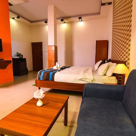 Aristro Club Hotel Kolkata Bagian luar foto