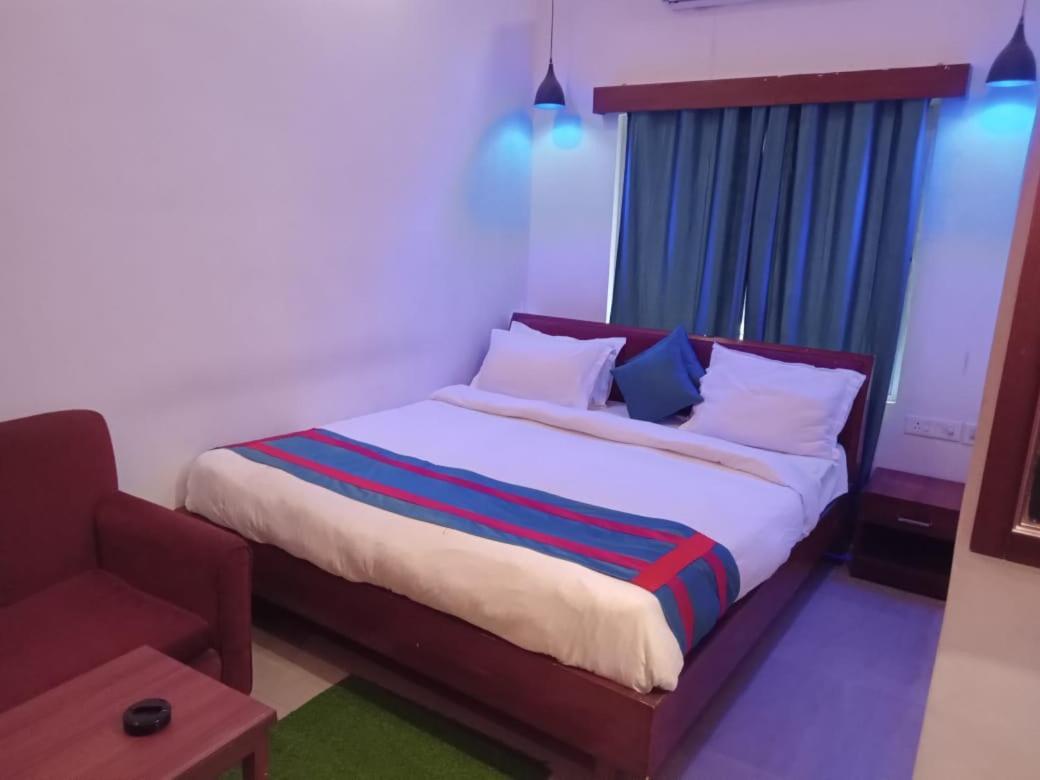 Aristro Club Hotel Kolkata Bagian luar foto